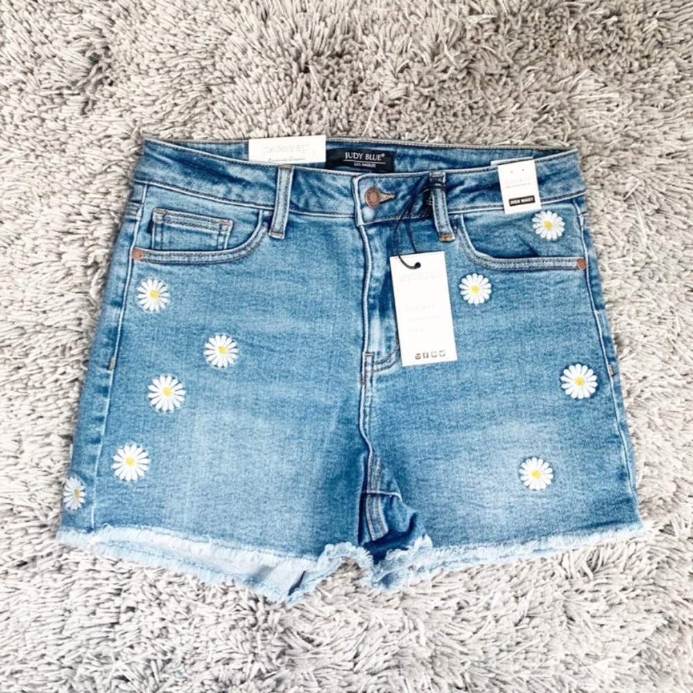 NWT Judy Blue Daisy Cutoff Shorts